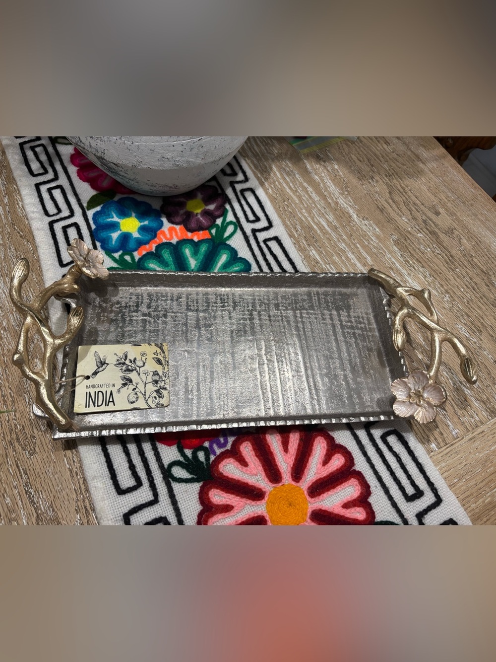 Tray elegante rectangular color plateado de metal con mangas de flores